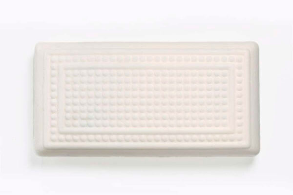 Una pastilla rectangular blanca de jabón Almohada Dream KHAMA sobre un fondo blanco.