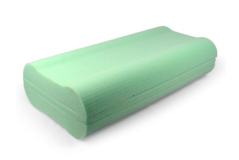 Una almohada viscoelástica Multitalla verde sobre un fondo blanco.