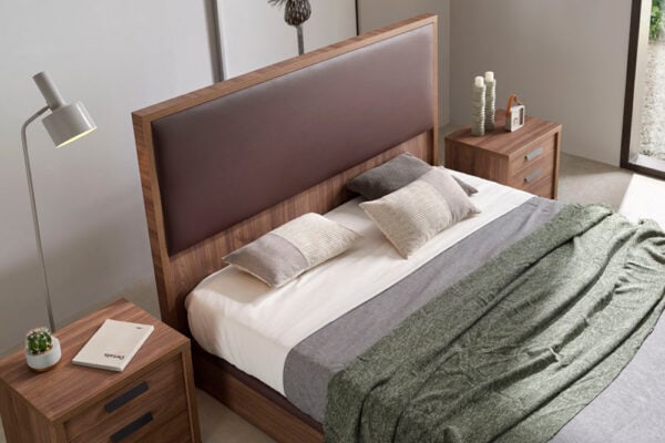 Interior de dormitorio moderno con una cama de madera con un Cabecero modelo Kiara Soft, mesitas de noche a juego y una manta verde.