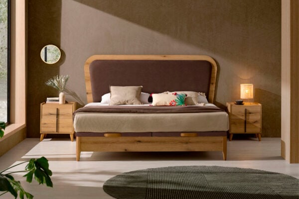 Un dormitorio moderno con estructura de cama de madera, mesitas de noche a juego y decoración en tonos tierra, complementado con un elegante Cabecero Astoria Soft.