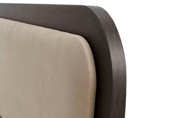 Primer plano del reposabrazos de una silla mostrando la estructura de madera y el tapizado Cabecero Astoria Soft beige.