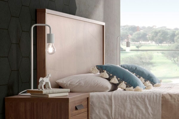 Interior de dormitorio moderno con una cama cuidadosamente hecha, cabecero de madera modelo Kiara y elegantes lámparas de pared.