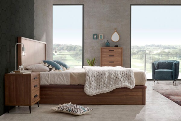 Oración con nombre del producto: Interior de dormitorio moderno con un gran ventanal con vista panorámica, con un Cabecero modelo Kiara, con ropa de cama blanca, una manta de punto grueso y muebles complementarios.