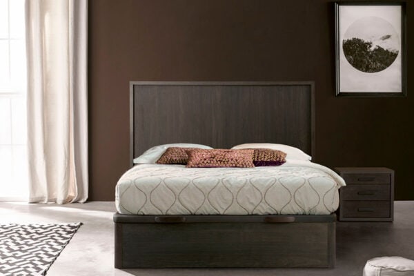Interior de dormitorio moderno con cabecero modelo Kiara de madera oscura, ropa de cama y una estética minimalista.