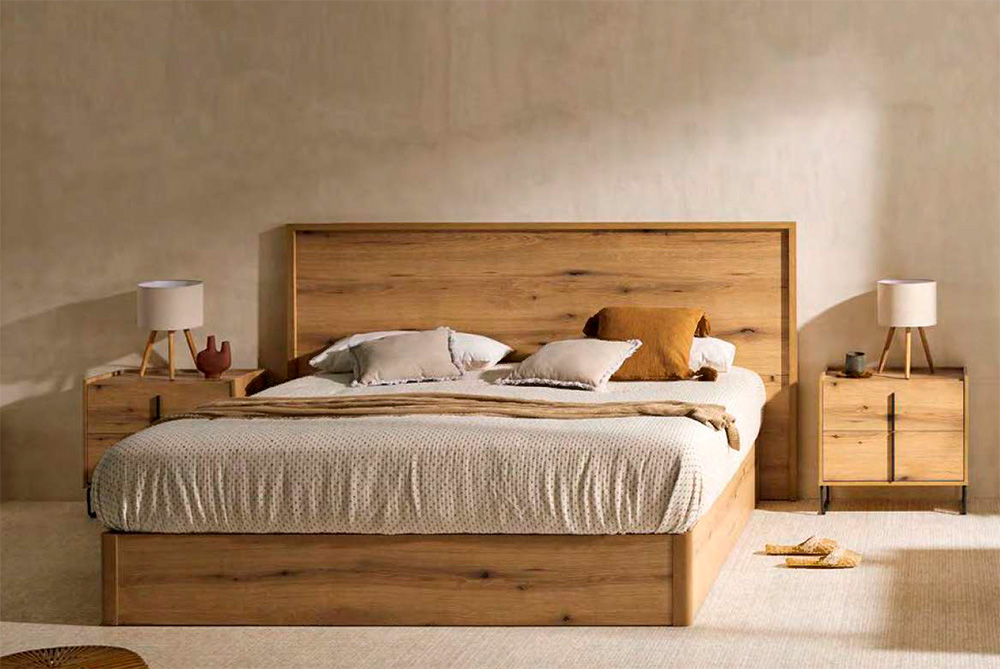 Dormitorio minimalista con somier de madera Cabecero Kiara, ropa de cama beige, dos mesillas de noche a juego y lámparas a ambos lados.
