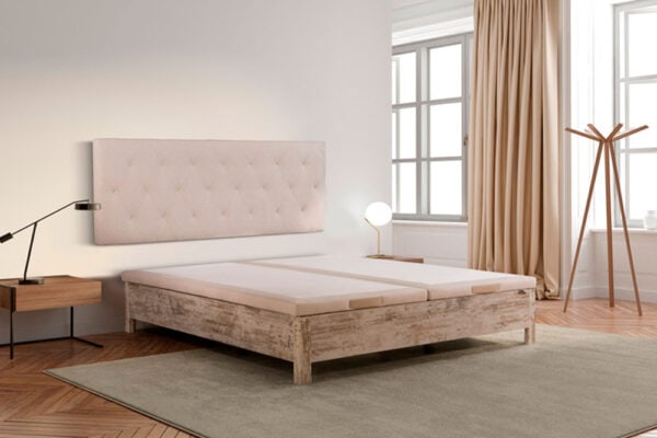 Un dormitorio minimalista con Canapé Conga, cama deshecha y muebles modernos.