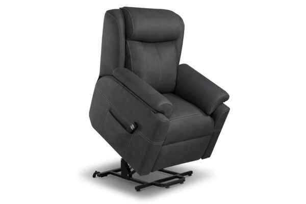 Sillón modelo Amanda relax EXPRESS, sillón reclinable en color negro con reposapiés extendido sobre fondo blanco.