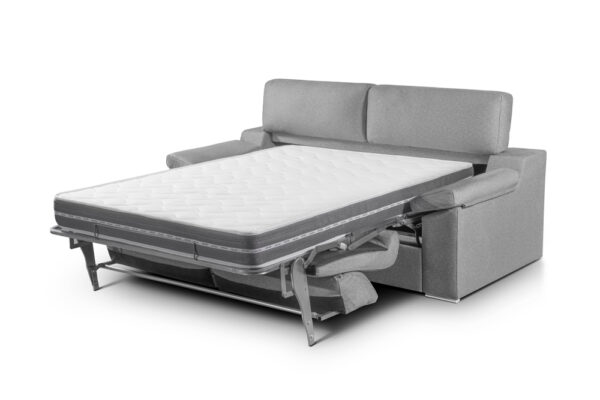 Sofá Cama Carola gris con el colchón sacado y extendido en una cama, aislado sobre un fondo blanco.