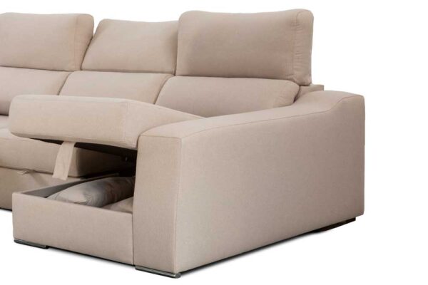 Sofá modelo Bari beige con compartimento de almacenamiento integrado abierto, exhibiendo almohadas en su interior.