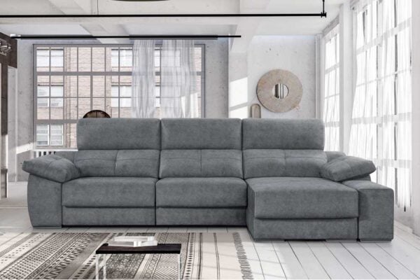 Un moderno sofá seccional modelo Dakota gris con Chaiselongue modelo Dakota EXPRESS en una habitación luminosa con grandes ventanales y cortinas transparentes.