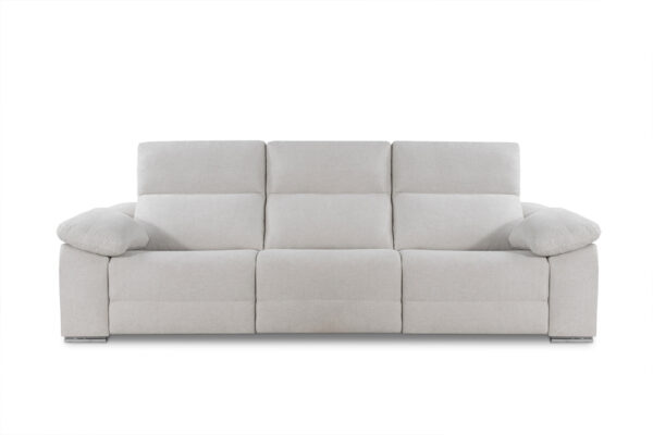 Sofá modelo Kronos moderno de tres plazas con tapizado en gris claro y función de reclinación.