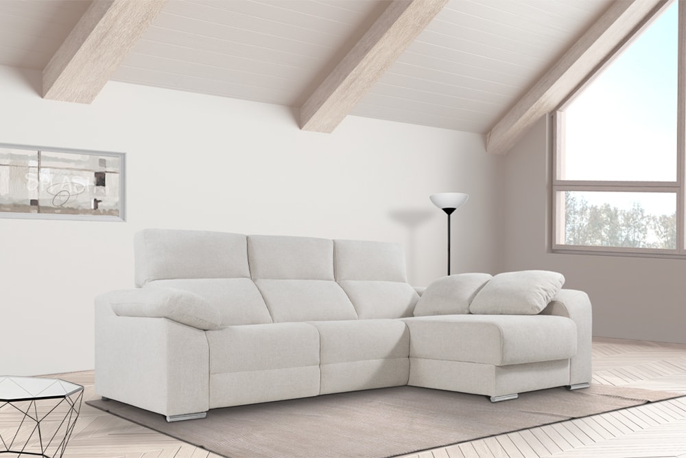 Descripción: Sala de estar moderna minimalista con un sofá Kronos de color gris claro, una lámpara de pie y techo con vigas de madera.