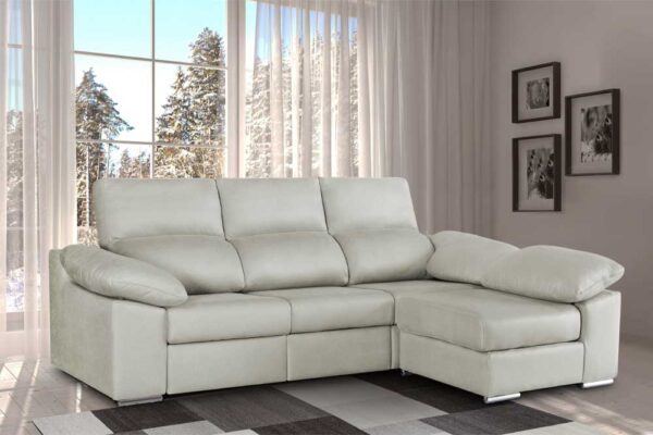 Moderno sofá seccional Spencer EXPRESS de color claro con Chaiselongue partida modelo Spencer EXPRESS en una luminosa sala de estar con un paisaje invernal visible a través de la ventana.