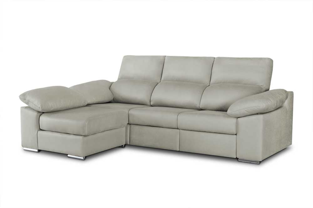 Un moderno Sofá modelo Spencer de color gris claro con elementos reclinables y patas de metal sobre un fondo blanco.