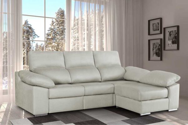 Moderno Sofá modelo Spencer de color claro en una luminosa sala de estar con grandes ventanales con vistas al paisaje invernal.