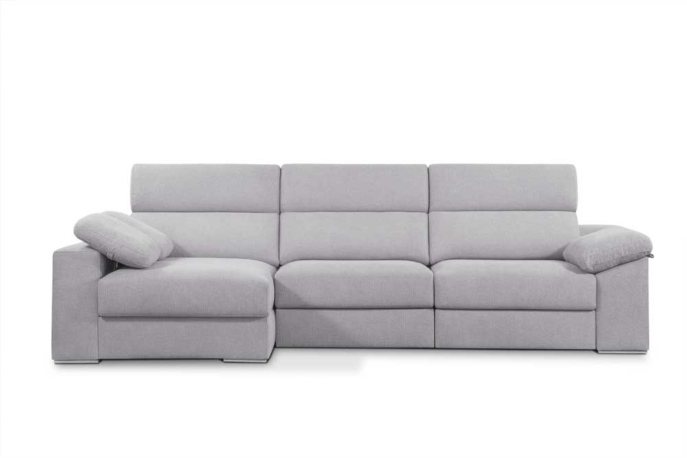Moderno sofá seccional modelo Syro de color gris claro sobre fondo blanco.