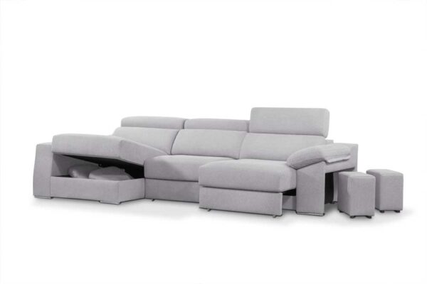 Moderno sofá seccional gris modelo Syro con almacenaje integrado y reposapiés extensibles sobre fondo blanco.