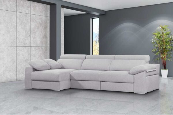 Moderno Sofá modelo Skyros en una sala de estar minimalista con paredes de concreto y una gran ventana.