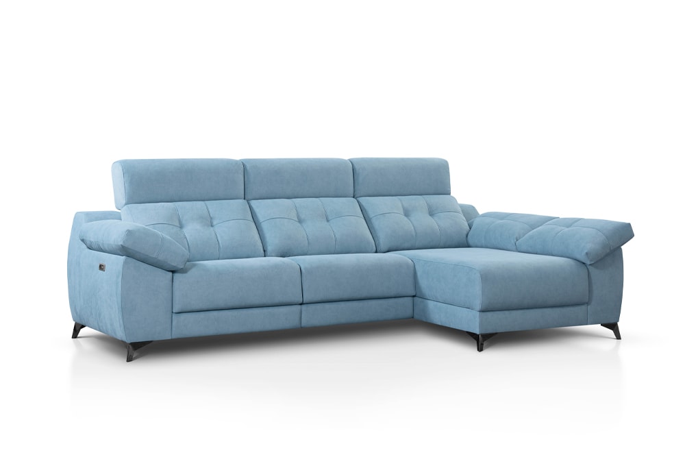 Un sofá seccional viscoelástico modelo Vela de color azul claro con sillón reclinable sobre un fondo blanco.