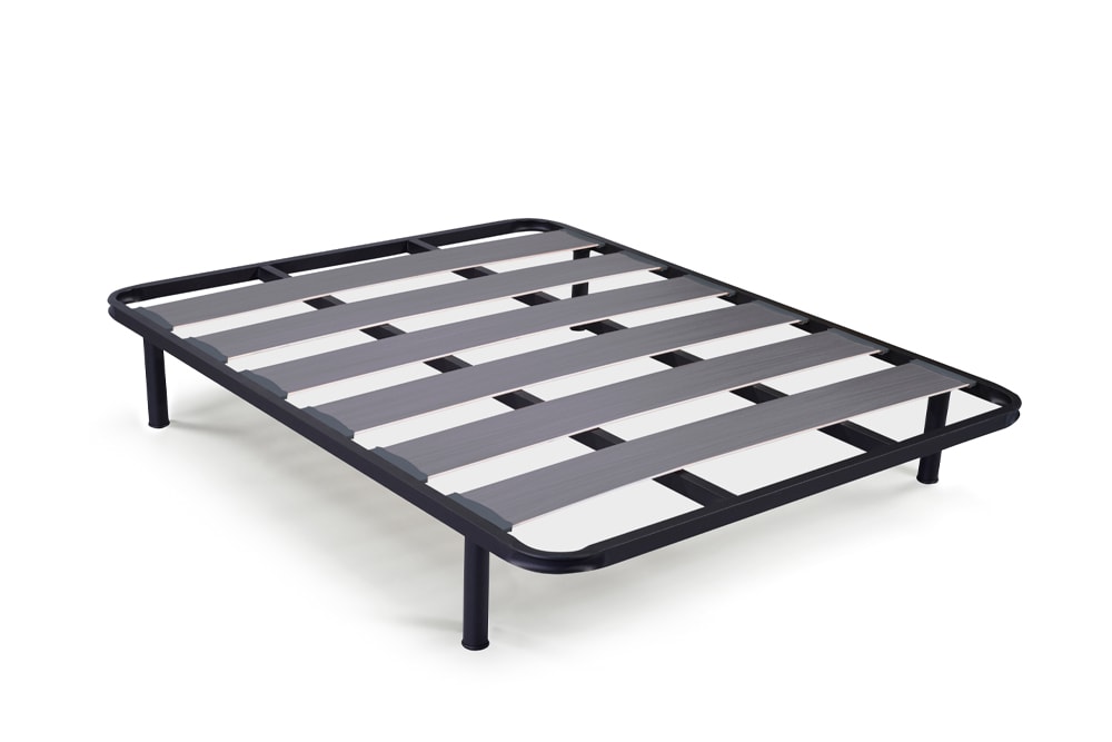 Una estructura de cama de metal con listones de madera, conocida como "Somier Láminas", aislada sobre un fondo blanco.