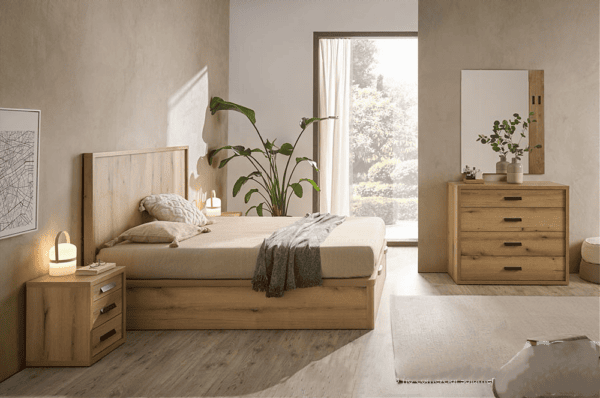 Un dormitorio sereno con luz natural, que presenta una cómoda Kiara de madera y una paleta de colores neutros.