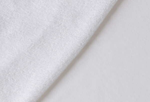 Primer plano de Funda de colchón Rizo blanca con texturas de rizo.