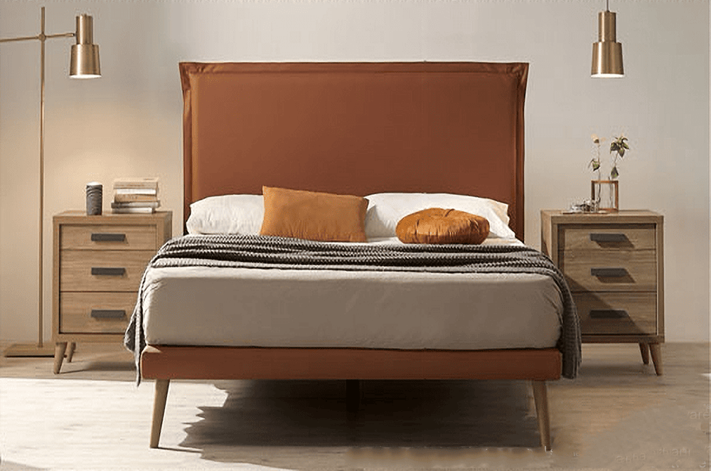 Moderna configuración de dormitorio con una cama grande y dos Mesitas de noche modelo Kiara bajo una cálida iluminación.
