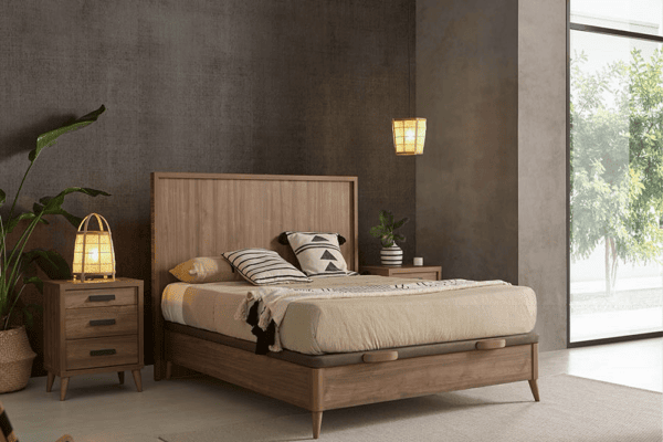 Dormitorio moderno con estructura de cama de madera, Mesita de noche modelo Kiara y decoración minimalista.