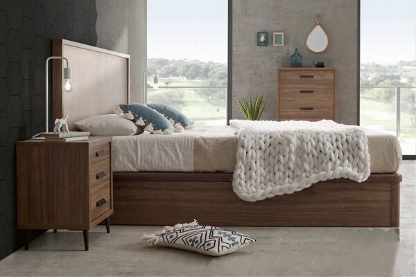 Interior de dormitorio moderno con muebles de madera, una mesita de noche Kiara y una lujosa manta blanca sobre la cama.