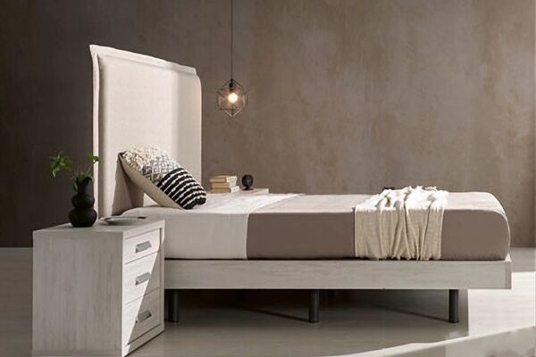 Dormitorio moderno con un diseño minimalista que cuenta con una cama de perfil bajo, muebles en tonos claros, incluida una mesa de noche Kiara, y detalles decorativos sutiles.