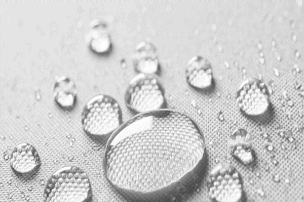 Gotas de agua sobre una superficie hidrofóbica de Funda de almohada Tencel creando un efecto de cuentas.