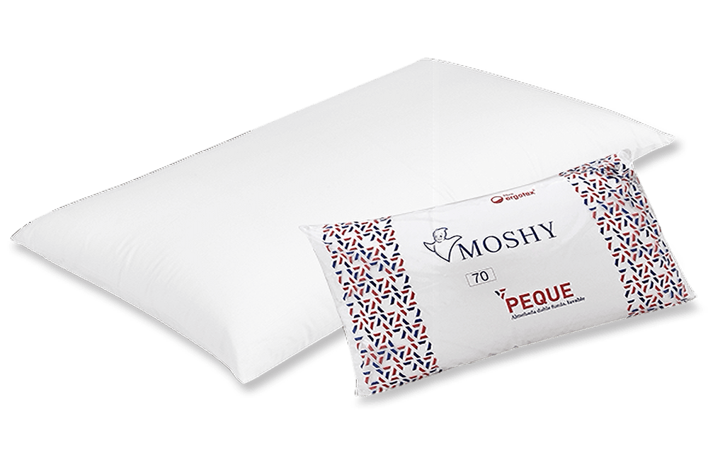 Una almohada de fibra pequeña blanca con un borde estampado y una etiqueta de marca visible.