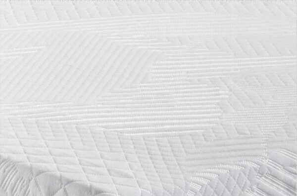 Primer plano de una tela acolchada blanca que presenta un patrón geométrico con líneas y formas sutiles y elevadas.